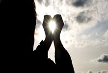 华体会:希罗骑马射箭打板得分,退防中比出too small的手势.